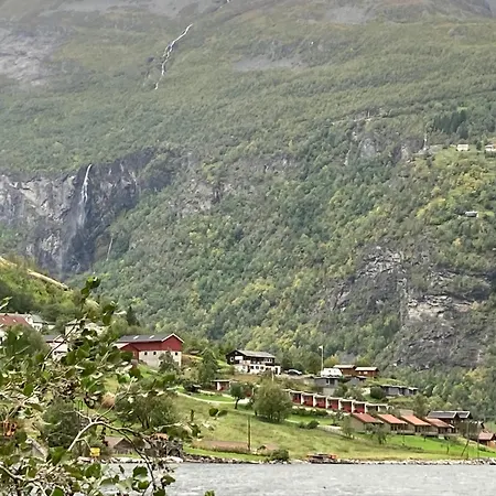 Fjorden Campinghytter * גרינגר